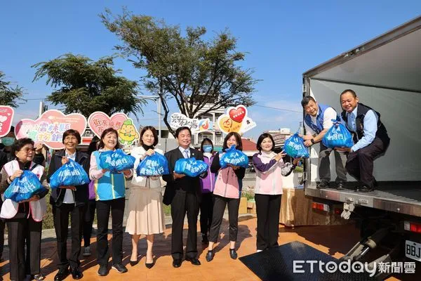 ▲雲萱基金會賡續統籌辦理「雲林縣愛心年菜整合平台」，今年結合15間企業及多位個人小額捐款等，並包含勸募雞湯，共襄盛舉共捐贈91萬6200元。（圖／記者蔡佩旻翻攝）