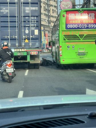 ▲女機車騎士倒在兩輛大車中間，當場傷重不治。（圖／翻攝爆料公社）