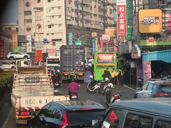 ▲女機車騎士倒在兩輛大車中間，當場傷重不治。（圖／翻攝爆料公社）