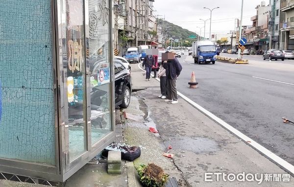 ▲桃園市郭姓男子今天中午開車行經龜山區振興路失控撞上路邊1輛轎車與4輛機車，引起路人圍觀。（圖／記者沈繼昌翻攝）