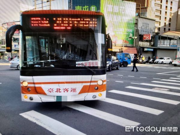 ▲▼台中公車又撞斑馬線路人！關鍵影片曝　目擊者怒「真的該整頓了」。（圖／記者鄧木卿翻攝）