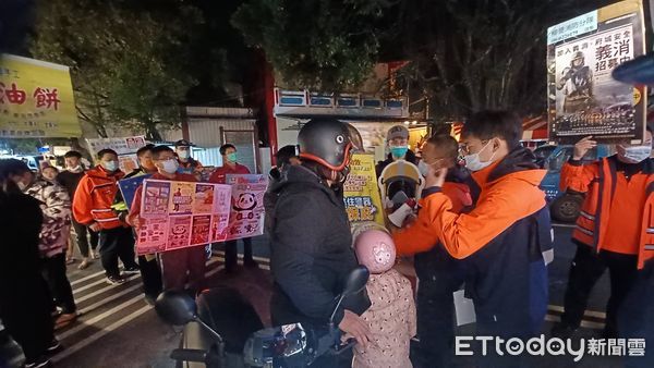 ▲為增進民眾消防常識，強化防火、避難逃生教育，台南市消防局第一救災救護大隊柳營分隊，前往柳營夜市辦理防火宣導活動。（圖／記者林悅翻攝，下同）