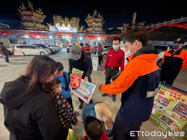 ▲為增進民眾消防常識，強化防火、避難逃生教育，台南市消防局第一救災救護大隊柳營分隊，前往柳營夜市辦理防火宣導活動。（圖／記者林悅翻攝，下同）