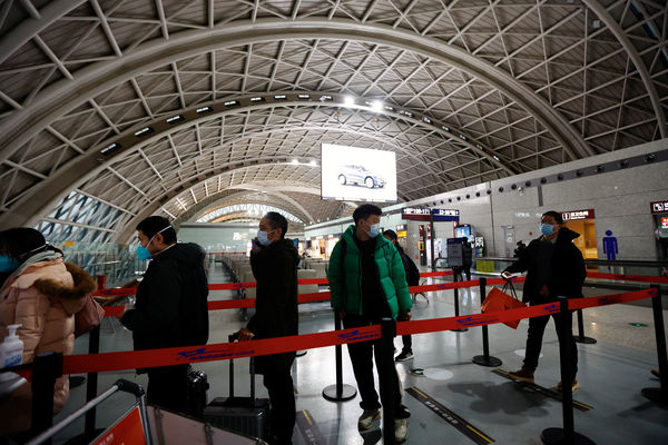 成都雙流國際機場，旅客排隊登機。（圖／路透）