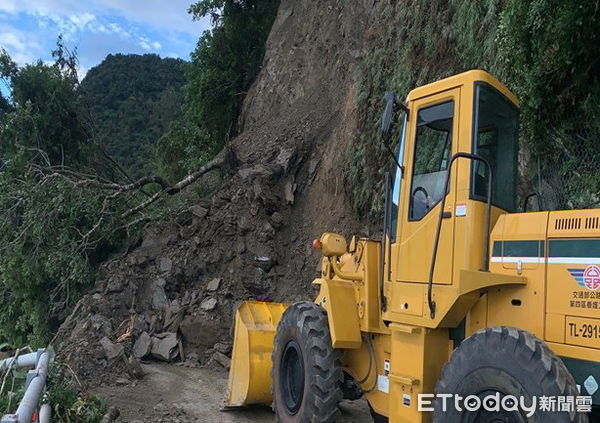 ▲▼公路總局派人員機具搶修台9丁線37.4k觀音路段坍方。（圖／記者游芳男翻攝，下同）