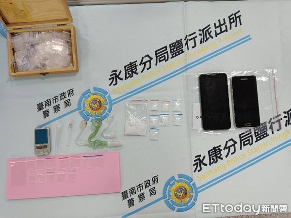 ▲台南永康分局暨台南善化專勤隊據報率員於安南區移工租屋處，當場查獲越南失聯移工28歲陳姓男子，並起獲安非他命8包、吸食器4組、手機2支等物品。（圖／記者林悅翻攝，下同）