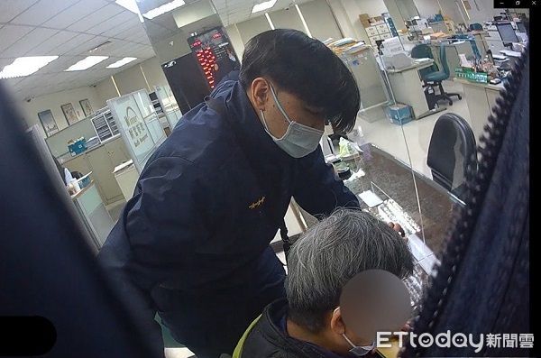 ▲▼員警與家人耐心勸阻終讓她放棄貸款千萬元投資股票。（圖／龜山警分局提供）