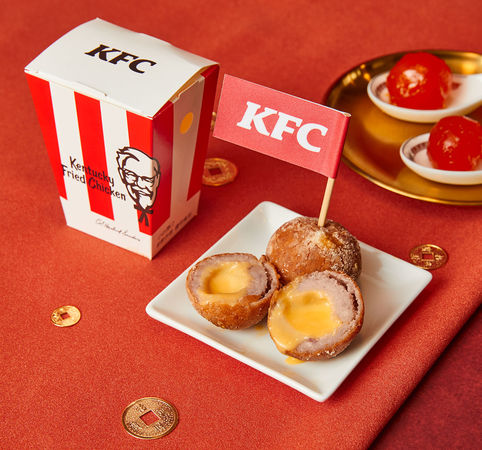 ▲▼肯德基推出春節限定「金鑲富貴 起司金沙雞」，同場加映「爆漿流金芋泥球」。（圖／肯德基）