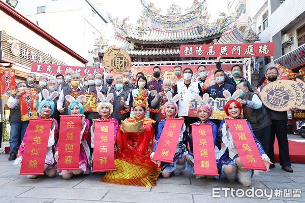 ▲▼ 嘉義城隍廟推出新年吉祥「金箔金」「好運DOUBLE兔」錢母 。（圖／嘉義市政府提供）