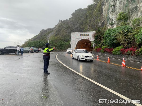 ▲▼公路總局除時段性車種管制，也協請地方警力指揮行車秩序、加強違規取締，期能縮短車流壅塞。（圖／記者王兆麟翻攝，下同）