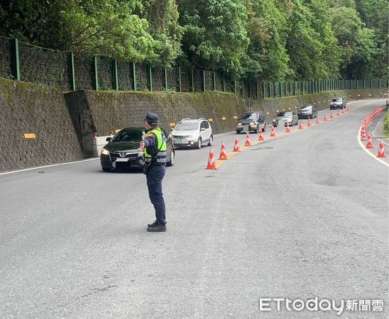 ▲▼公路總局除時段性車種管制，也協請地方警力指揮行車秩序、加強違規取締，期能縮短車流壅塞。（圖／記者王兆麟翻攝，下同）