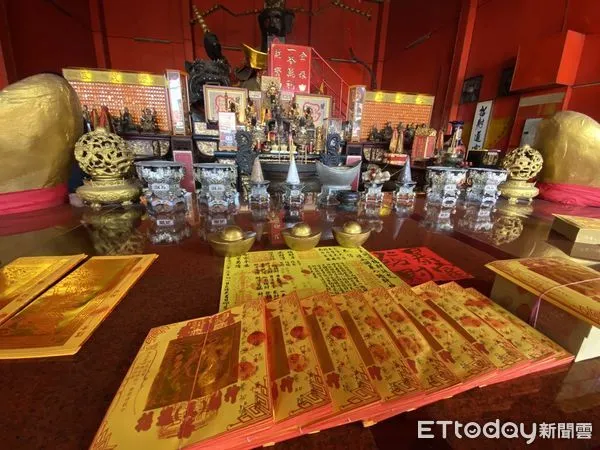 ▲▼拜財神補財庫             。（圖／記者陳宏瑞攝）