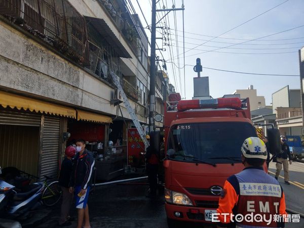 ▲台南市善化區文昌路１處民宅，6日中發生火警，台南市消防局出動善化分隊等前往搶救，火勢約20分鐘撲滅，但消防人員在整棟屋內搜救均無發現人員受困傷亡。（圖／民眾提供，下同）