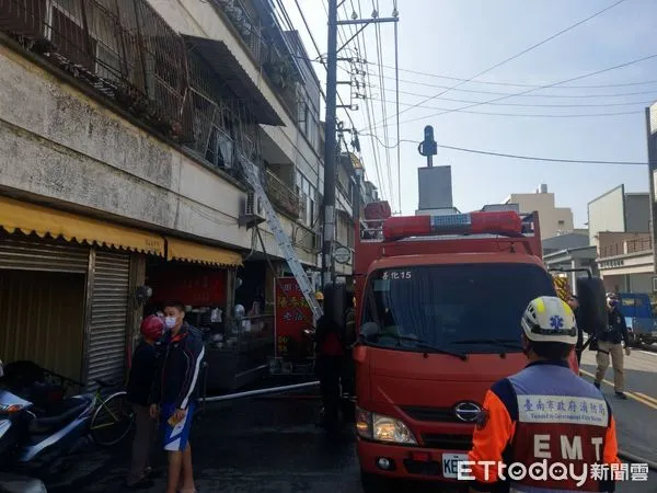 ▲台南市善化區文昌路１處民宅，6日中發生火警，台南市消防局出動善化分隊等前往搶救，火勢約20分鐘撲滅，但消防人員在整棟屋內搜救均無發現人員受困傷亡。（圖／民眾提供，下同）