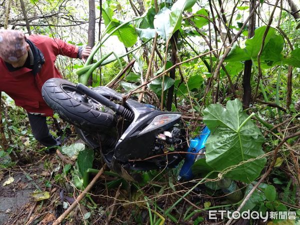 ▲▼ 詹男探往老母親後，行經公墓，離奇撞進護欄缺口，最後慘死墓園旁邊坡            。（圖／記者戴上容翻攝）