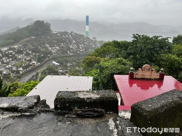 ▲▼ 詹男探往老母親後，行經公墓，離奇撞進護欄缺口，最後慘死墓園旁邊坡            。（圖／記者戴上容翻攝）