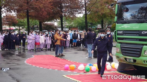 ▲▼羅東分局商借砂石車，讓冬山國中同學於車旁邊及駕駛座，體驗大車內輪差與視覺死角，同學們認為上了一超受用的課。（圖／記者游芳男翻攝，下同）