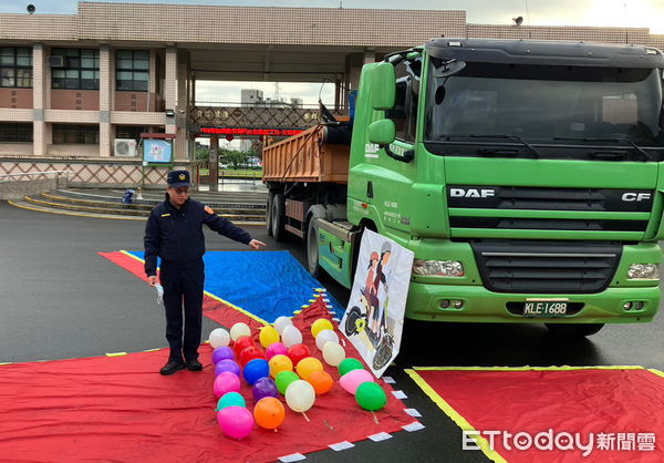 ▲▼羅東分局商借砂石車，讓冬山國中同學於車旁邊及駕駛座，體驗大車內輪差與視覺死角，同學們認為上了一超受用的課。（圖／記者游芳男翻攝，下同）