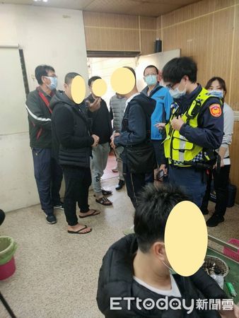 ▲佳里分局警方與市警局督察室共組專案小組，查獲周姓負責人及賭客等12人，查扣麻將、牌尺、籌碼、賭金等物品，全案依賭博罪嫌移送偵辦。（圖／記者林悅翻攝，下同）