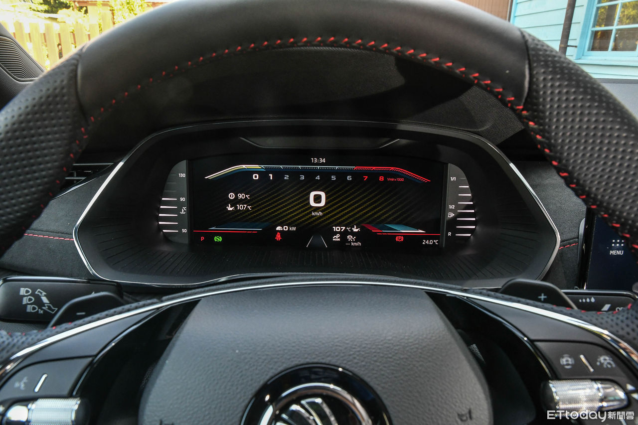 ▲Skoda Octavia RS擁有濃厚的競技風格，視覺、操控都讓人熱血沸騰。（圖／記者徐煜展攝，以下同。）