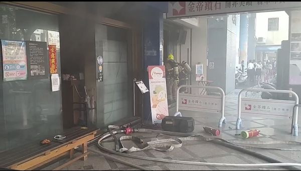 ▲▼ 高雄燒肉店火警客人嚇傻逃命。（圖／記者賴文萱翻攝）