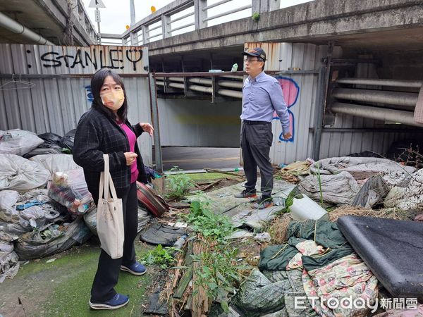 ▲▼街友在橋下生活10多年，環境十分艱難，社會局今天緊急派員協助安置街友             。（圖／社會局提供）