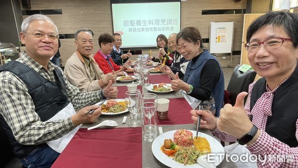 ▲看好高齡社會銀髮飲食市場商機可期，中華醫大開辦銀髮養生料理烹調班，18位學員展示各式料理開心結訓，.台南市勞工局局長王鑫基偕同職訓就服中心主任梁偉玲及華醫師長參觀學員創作。（圖／記者林悅翻攝，下同）