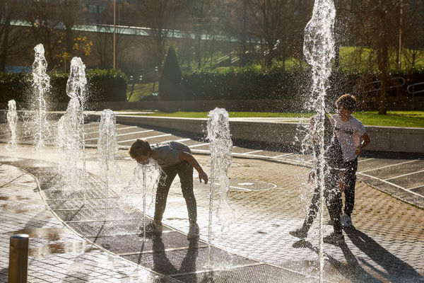 ▲▼2023年1月西班牙畢爾包（Bilbao）異常溫暖的氣溫，男孩們在噴泉玩耍。（圖／路透）