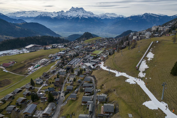 ▲▼2023年1月瑞士滑雪勝地因為氣候異常溫暖不下雪，只好鋪上一層人造雪。（圖／路透）
