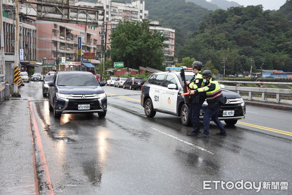 ▲新北雨衣大盜搶銀行落網 瑞芳警「攔截圍捕演練」超逼真。（圖／記者郭世賢翻攝）