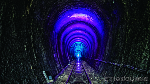 ▲▼舊山線鐵路2號隧道(上)有七彩幻光，6號隧道(下)是海底意像動畫投影。（圖／記者蔡文淵翻攝）