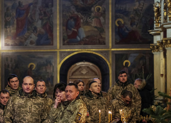 ▲▼烏克蘭軍人在基輔市中心的聖米迦勒金頂修道院參加烏克蘭武裝部隊的東正教聖誕節慶祝活動。（圖／路透）