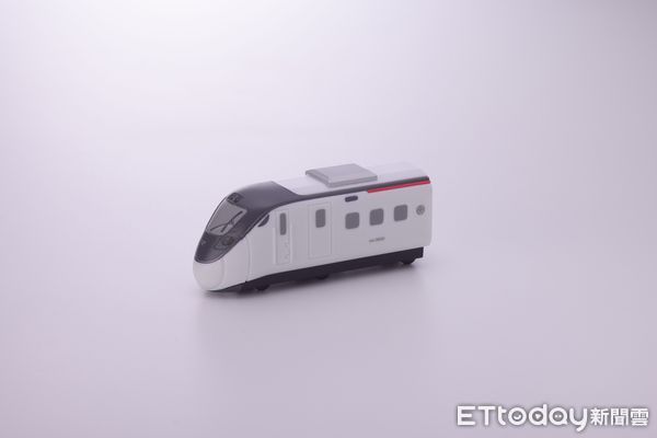 ▲▼台鐵推EMU3000型立體造型一卡通。（圖／台鐵）
