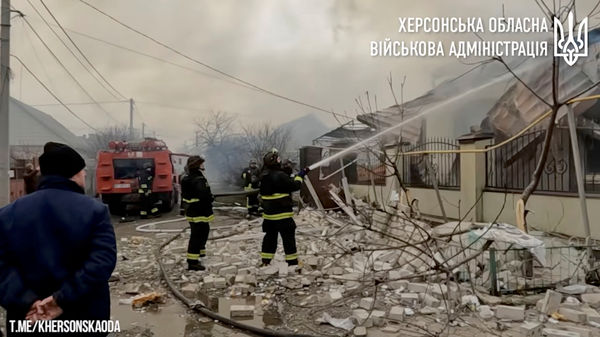 ▲▼網路社交媒體上2023年1月6日發布的影片截圖顯示，烏克蘭消防員在赫爾松州處理俄羅斯砲擊後的救災工作。（圖／路透）