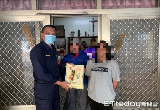 ▲內埔警分局泰武分駐所長黃文祺愛心助弱勢            。（圖／記者陳崑福翻攝，下同）