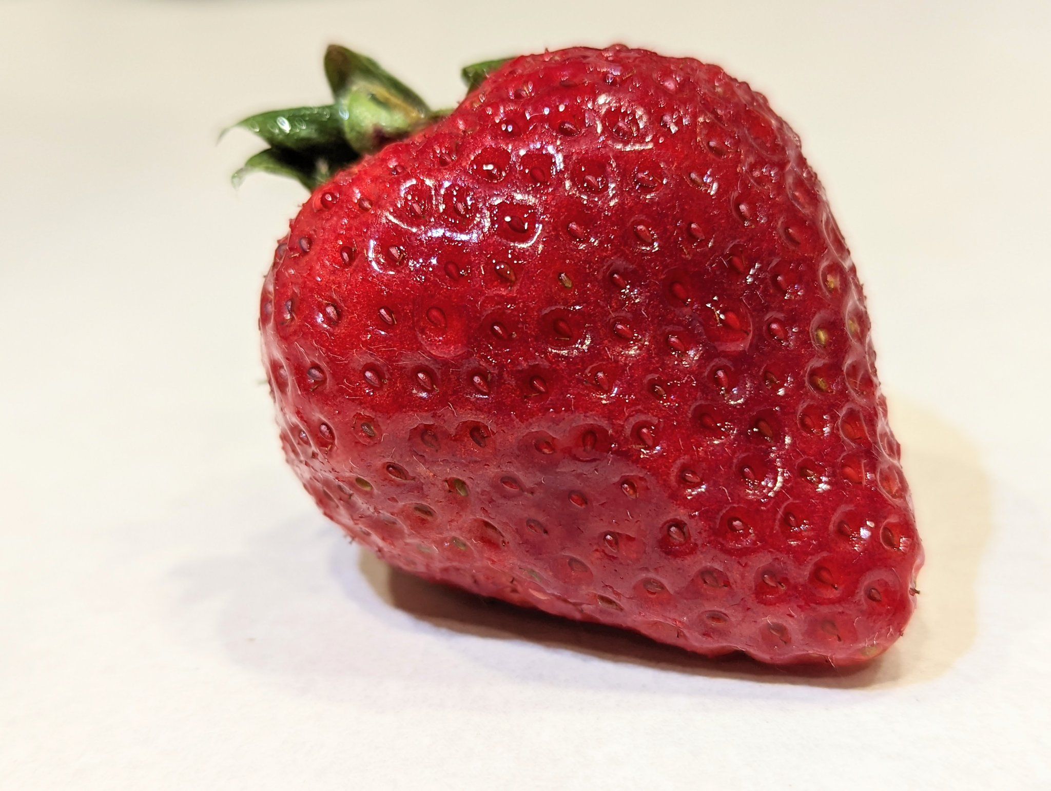 ▲▼挑草莓的方法。（圖／翻攝自twitter／@tetsublogorg）