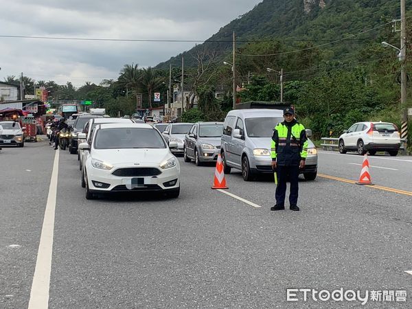 ▲▼公路總局除時段性車種管制，也協請地方警力指揮行車秩序、加強違規取締，期能縮短車流壅塞。（圖／記者王兆麟翻攝，下同）