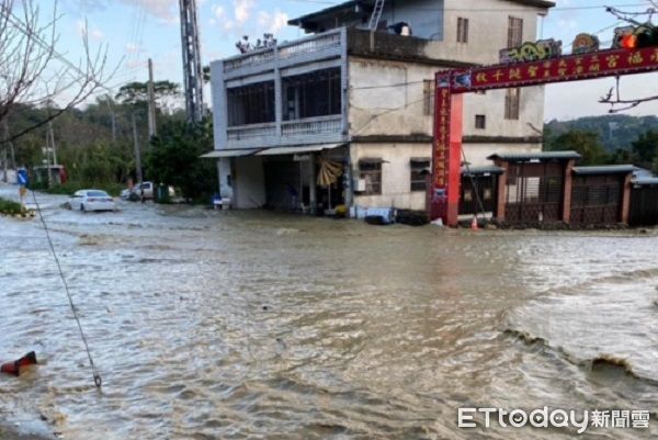 ▲水淹半個輪胎，大量水勢淹入民宅。（圖／記者楊熾興翻攝）