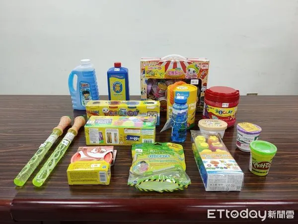 ▲▼行政院消保處針對液態兒童玩具產品進行檢驗，發現有1件手指顏料產品生菌數超46.67倍，其他標示不合格者有2件。。（圖／消保處提供）