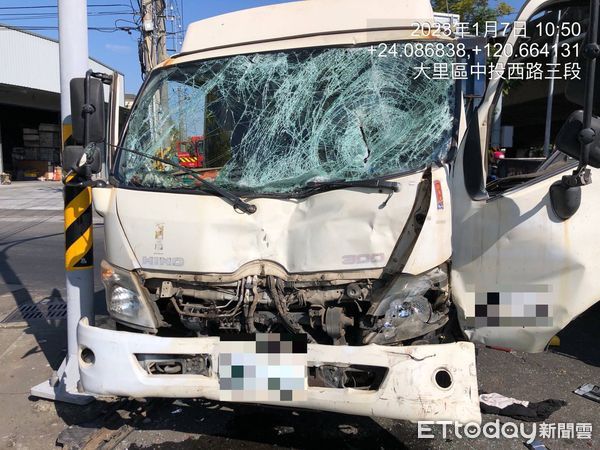 ▲▼台中大里2大貨車車禍，1車車頭90度「磕頭」倒地。（圖／記者鄧木卿翻攝）