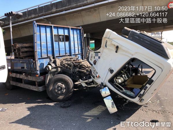 ▲▼台中大里2大貨車車禍，1車車頭90度「磕頭」倒地。（圖／記者鄧木卿翻攝）