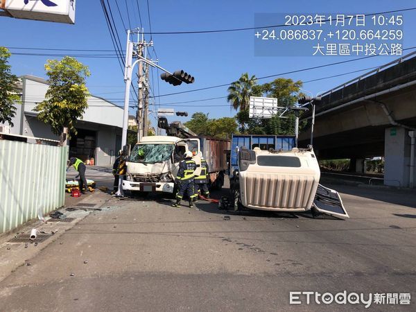 ▲▼台中大里2大貨車車禍，1車車頭90度「磕頭」倒地。（圖／記者鄧木卿翻攝）