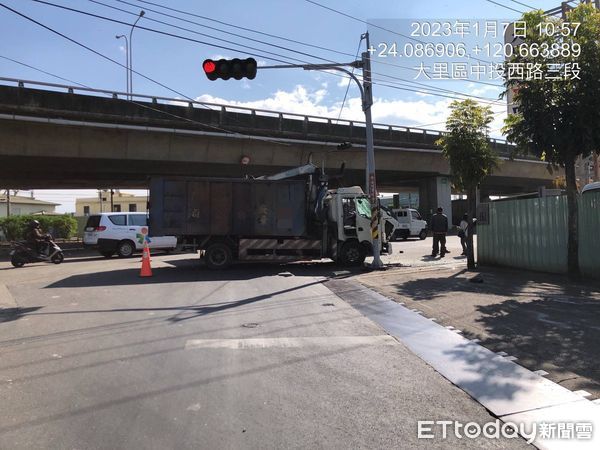 ▲▼台中大里2大貨車車禍，1車車頭90度「磕頭」倒地。（圖／記者鄧木卿翻攝）