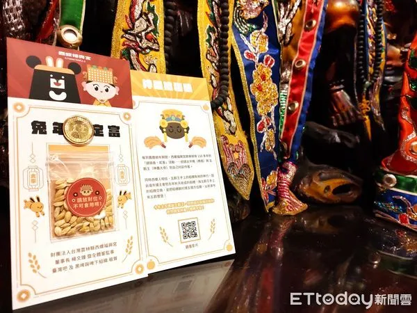 ▲去年太平媽與《臺灣吧Taiwan Bar》的「黑啤 BEERU」聯名發贈紅包，吸引民眾索取擠滿廟埕。（圖／記者蔡佩旻翻攝）