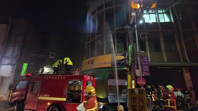 新莊便當店火警5人受困「母子趴窗呼救」　警消緊急升梯救援