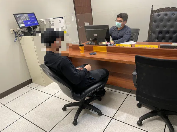 ▲▼楊姓男子居家檢疫提前4小時出關，挨罰20萬元，他聲稱懷孕女友身體不舒服，急著出門買藥而違反規定。（圖／行政執行署新北分署提供）