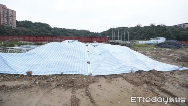 ▲基隆市田徑場工地堆置廢土 謝國樑要求責成廠商立即移除。（圖／記者郭世賢翻攝）