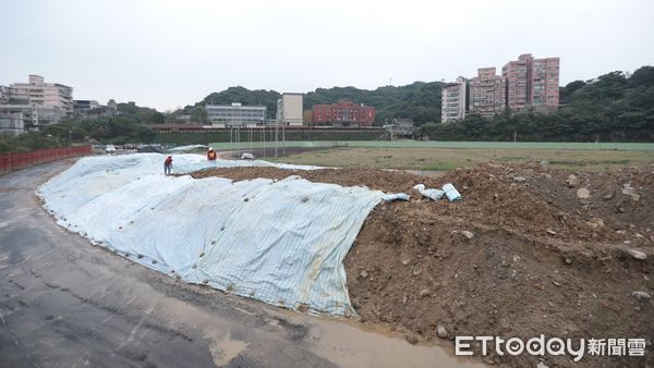 ▲基隆市田徑場工地堆置廢土 謝國樑要求責成廠商立即移除。（圖／記者郭世賢翻攝）