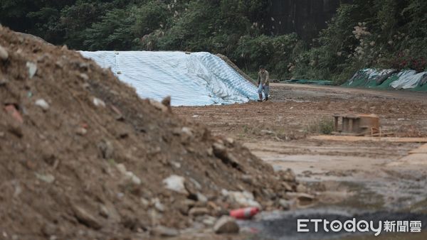 ▲基隆市田徑場工地堆置廢土 謝國樑要求責成廠商立即移除。（圖／記者郭世賢翻攝）