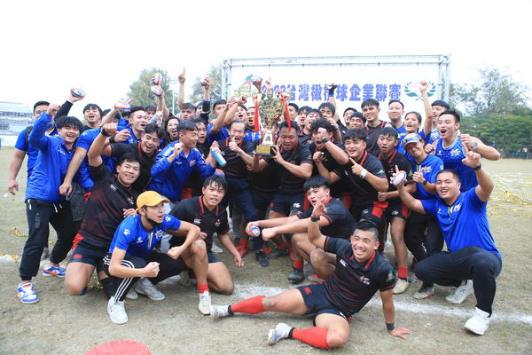 ▲▼台北元坤擊敗長大海洋，奪下首屆企業聯賽冠軍，全隊合照慶祝。（圖／中華民國橄欖球協會提供 ）